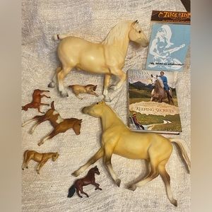Horse Lot: Model Horses and Horse Book Palomino Equestrian Breyer Stablemates
